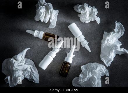 Concetto di dipinenza spray nasale. Quando si utilizzano i DNSs per troppo tempo, causa piuttosto che impedisce la congestione, rinite medicamentosa. Molto vuoto usato nasa Foto Stock