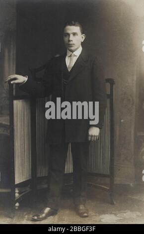 studio fotografia risalente tra il 1910-1920 mostrando un giovane uomo in completo corpo posa, Belgio Foto Stock