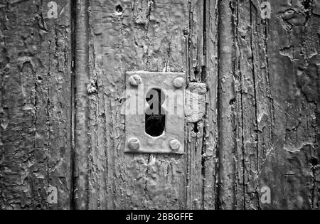 Vecchia serratura arrugginita sulla porta della casa, oggetti e decorazioni Foto Stock