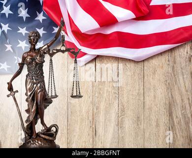 Legge e Giustizia negli Stati Uniti d'America, statua di Lady Justice con bandiera USA in background Foto Stock