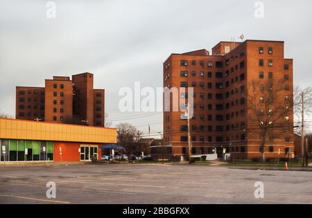 Alloggi a basso reddito e negozio di alimentari chiuso e vuoto in una città Foto Stock