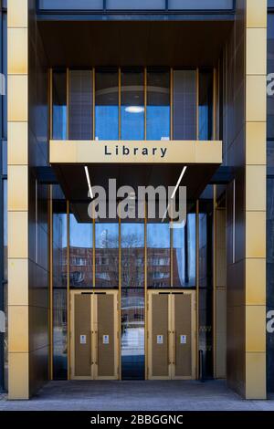Ingresso principale della Biblioteca, Birmingham University Campus, Birmingham, West Midlands, Inghilterra, Regno Unito