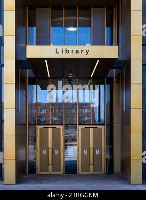 Ingresso principale della Biblioteca, Birmingham University Campus, Birmingham, West Midlands, Inghilterra, Regno Unito