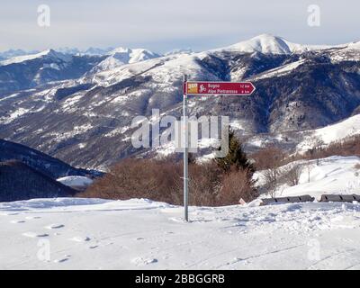 Valcolla, Svizzera - 29 dicembre 2017: Indicazioni per i sentieri escursionistici di montagna Foto Stock