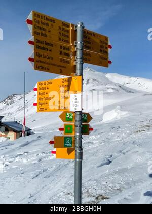 Valcolla, Svizzera - 29 dicembre 2017: Indicazioni per i sentieri escursionistici di montagna Foto Stock