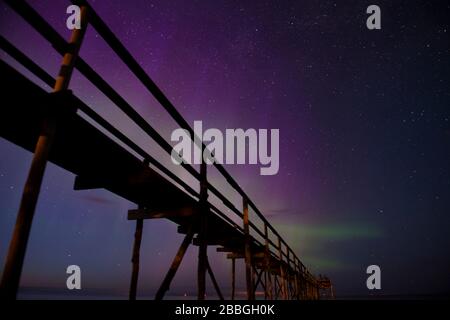 Aurora danzante sul molo di legno del Lago Winnipeg Manitoba Canada Foto Stock