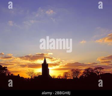 Isole del canale. Guernsey. La chiesa di San Salvatore si staglia contro il cielo del tramonto. Foto Stock