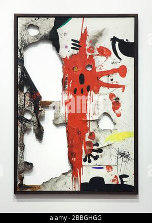 Dipinto del pittore modernista spagnolo Joan Miró dal titolo "tela bruciata 5" (1973) in mostra nella Miró Joan Miró (Fondazione Joan Fundació) di Barcellona, Catalogna, Spagna. Foto Stock
