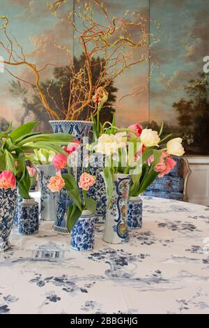 Vasi in ceramica blu con tulipani davanti alla pittura ad olio, Castello Kogl, Austria superiore Foto Stock