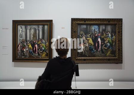 Visita di fronte ai dipinti "Cristo che guida i commercianti dal Tempio" del pittore manierista spagnolo El Greco datato 1600 (R) e 1610-1614 (L) esposto alla sua mostra retrospettiva nel Grand Palais di Parigi, Francia. La prima grande mostra in Francia che sarà dedicata a El Greco corre fino al 20 febbraio 2020. Foto Stock