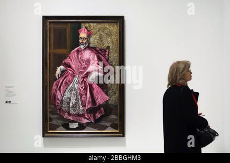 Visitatore di fronte al dipinto 'Ritratto di Fernando Niño de Guevara' del pittore manierista spagnolo El Greco (1600) esposto alla sua mostra retrospettiva nel Grand Palais di Parigi, Francia. La prima grande mostra in Francia che sarà dedicata a El Greco corre fino al 20 febbraio 2020. Foto Stock