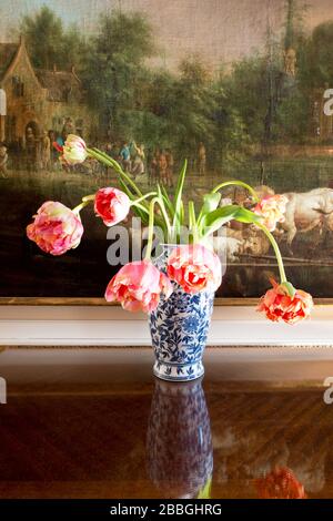 Vasi in ceramica blu con tulipani davanti alla pittura ad olio, Castello Kogl, Austria superiore Foto Stock