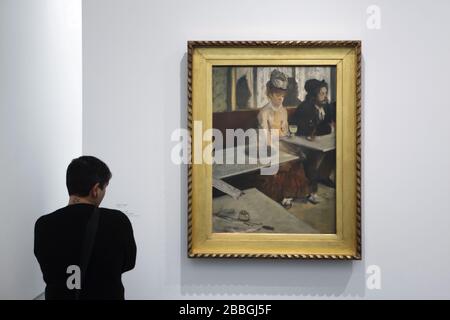 Visitatore di fronte al dipinto 'Assenzio bevitore' ('vetro di Assenzio') dell'artista impressionista francese Edgar Degas (1875-1876) esposto nel Musée d'Orsay a Parigi, Francia. Foto Stock