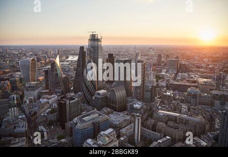 Città di Londra al tramonto. 52 Lime Street - The Scalpel, Londra, Regno Unito. Architetto: Kohn Pedersen Fox Associates (KPF), 2018. Foto Stock