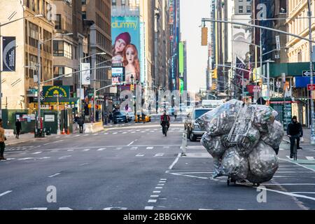 Un collezionista di CAN cammina su una settima Avenue vuota a New York giovedì 26 marzo 2020. (© Richard B. Levine) Foto Stock