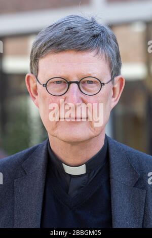 Hilfsangebote des Erzbistums Koeln fŸr Obdachlose im Erzbischoflichen Priesterseminar in der aktuellen Corona-Pandemie. Rainer Maria Kardinal Woelki Foto Stock