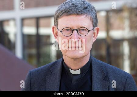 Hilfsangebote des Erzbistums Koeln fŸr Obdachlose im Erzbischoflichen Priesterseminar in der aktuellen Corona-Pandemie. Rainer Maria Kardinal Woelki Foto Stock