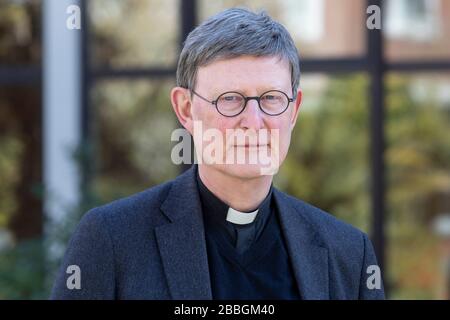 Hilfsangebote des Erzbistums Koeln fŸr Obdachlose im Erzbischoflichen Priesterseminar in der aktuellen Corona-Pandemie. Rainer Maria Kardinal Woelki Foto Stock