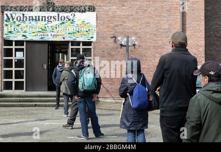 Hilfsangebote des Erzbistums Koeln fŸr Obdachlose im Erzbischoeflichen Priesterseminar in der aktuellen Corona-Pandemie Obdachloser und BedŸrftige wa Foto Stock