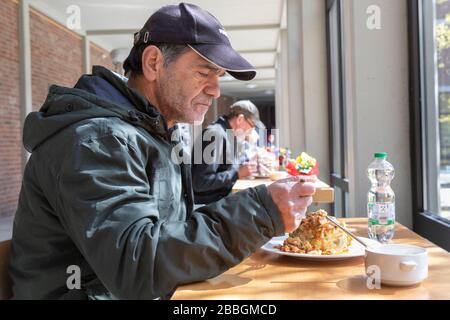 Hilfsangebote des Erzbistums Koeln fŸr Obdachlose im Erzbischoeflichen Priesterseminar in der aktuellen Corona-Pandemie Obdachloser beim Mittagessen Foto Stock