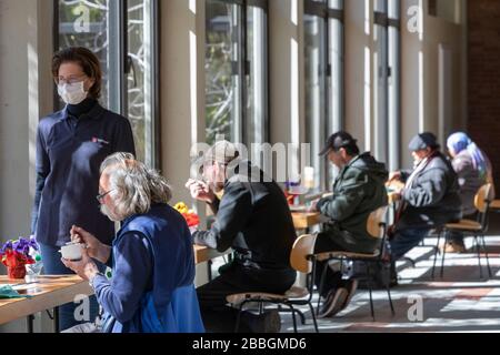 Hilfsangebote des Erzbistums Koeln fŸr Obdachlose im Erzbischoeflichen Priesterseminar in der aktuellen Corona-Pandemie Obdachlose beim Mittagessen Foto Stock