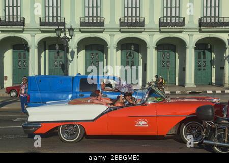 Le auto classiche e l'architettura fantastica fanno parte della vita quotidiana a l'Avana, Cuba Foto Stock