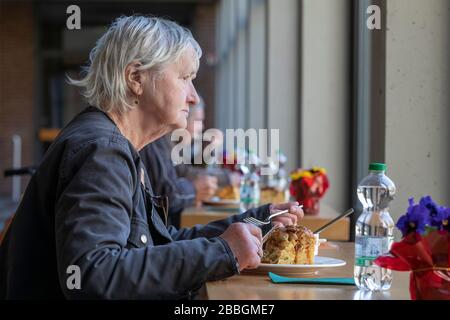 Hilfsangebote des Erzbistums Koeln fŸr Obdachlose im Erzbischoflichen Priesterseminar in der aktuellen Corona-Pandemie Obdachlose Erika Henning beim Foto Stock