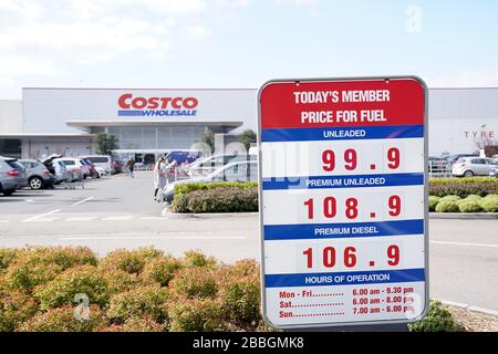 Il prezzo della benzina visualizzata a una frazione di penny sotto £1/litro presso la stazione di rifornimento di Costo a Birmingham, , come gli effetti del rallentamento economico causato dal coronavirus pesa sul prezzo del petrolio globale. Data immagine: Martedì 31 marzo 2020. I prezzi del carburante hanno avuto la loro più grande caduta settimanale dall'inizio dei record attuali, i dati mostrano, con i dati del governo britannico che rivelano il costo medio di un litro di benzina era £1.12 il lunedì, rispetto a £1.20 sette giorni prima. Vedi la storia di PA SALUTE Coronavirus Fuel. Photo credit dovrebbe leggere: Morgan Harlow/PA filo Foto Stock