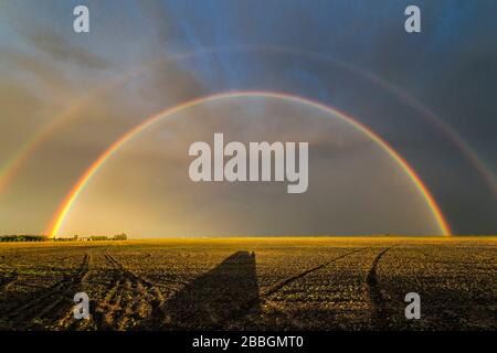 Fine della tempesta doppio arcobaleno sul campo nel sud di Manitoba Canada Foto Stock