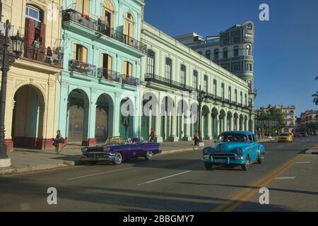 Le auto classiche e l'architettura fantastica fanno parte della vita quotidiana a l'Avana, Cuba Foto Stock