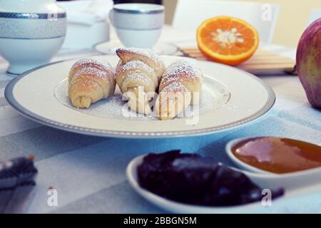 colazione sana con caffè, croissant e marmellata Foto Stock