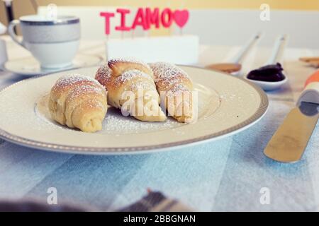 colazione sana con caffè, croissant e marmellata Foto Stock