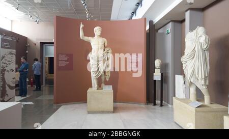 Statua di marmo di Gaio Giulio Cesare Ottaviano al Museo Archeologico di Salonicco Foto Stock