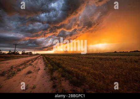 Tempesta morente al tramonto con il nucleo di pioggia entrante in Texas Stati Uniti Foto Stock