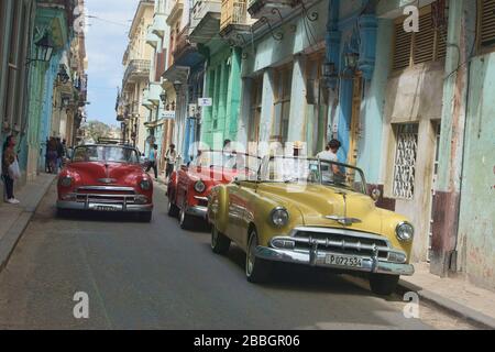 Le auto classiche e l'architettura fantastica fanno parte della vita quotidiana a l'Avana, Cuba Foto Stock