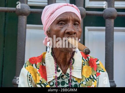 Donna di fumare un sigaro, Havana, Cuba Foto Stock