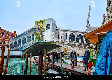 Il Ponte di Rialto (Ponte di Rialto) Venezia Sicilia in restauro. Venezia, la capitale del Veneto del Nord Italia, costruita su 118 piccole isole Foto Stock