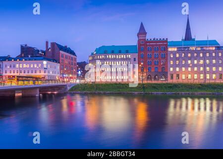 Vista sulla città notturna riflessa nell'acqua. Malmo Cityscape, Scania, Svezia Foto Stock