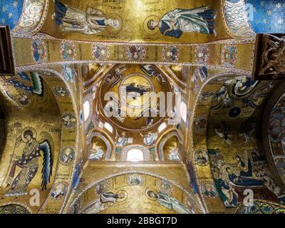 Palermo, Sicilia, Italia, Giugno 2019 la pittura interna del soffitto della Chiesa Martorana a Palermo Foto Stock