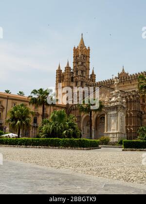 Palermo, Sicilia, Italia, Giugno 2019 la piazza della Chiesa di Maria Santissima Assunta a Palermo, la grande cattedrale della Sicilia Foto Stock