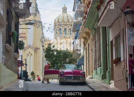 Le auto classiche e l'architettura fantastica fanno parte della vita quotidiana a l'Avana, Cuba Foto Stock