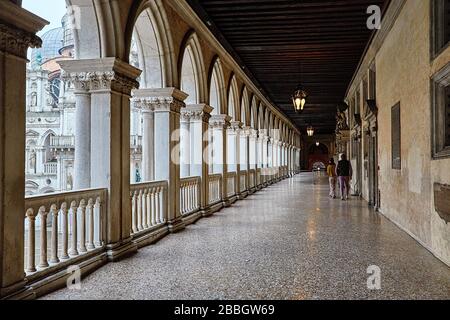 Doges ha speso abbondanti quantità di denaro per rendere il loro palazzo un simbolo di potenza e raffinatezza: I più grandi artisti e i migliori architetti italiani erano enli Foto Stock