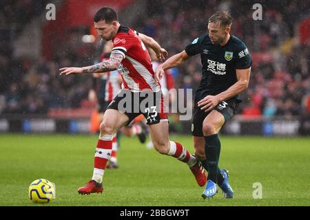 Pierre-Emile Hojbjerg di Southampton e Charlie Taylor di Burnley in azione - Southampton contro Burnley, Premier League, St Mary's Stadium, Southampton, UK - 15th Febbraio 2020 solo per uso editoriale - si applicano le restrizioni di DataCo Foto Stock