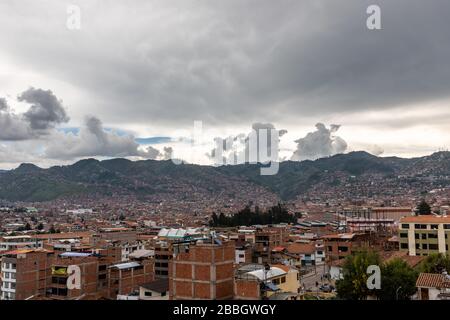 Panoramica lato ovest della città di Cusco prima del tramonto, vista dall'alto Foto Stock