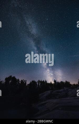 Meteor cade in scena della milkyway sulle rocce nel Parco provinciale della diga di Pinawa manitoba Canada Foto Stock