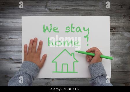 Capretto con penna e carta scrittura soggiorno a casa Foto Stock