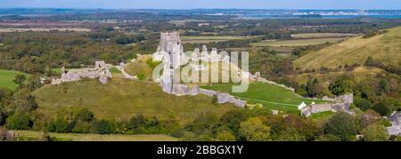 Regno Unito, Inghilterra, Dorset, Corfe Castle (Drone) Foto Stock