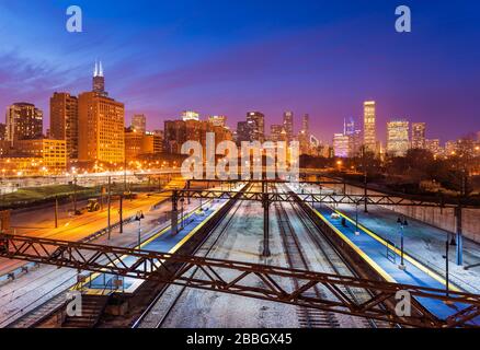 Lo skyline di Chicago in serata. Vista dal Museum Campus/11th Street station. Mettere a fuoco la parte centrale dell'immagine Foto Stock