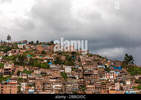 Vista panoramica del drone in un bellissimo pomeriggio durante la quarantena dei coronavirus nella Città di Cusco raffigurante un quartiere collinare settentrionale con case Foto Stock