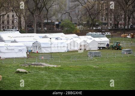 New York, Stati Uniti. 31st Mar 2020. Il Purse Hospital di Samaritan sta creando un ospedale di campo da 68 posti letto e una speciale unità di trattamento respiratorio nel Central Park, di fronte all'ospedale del Monte Sinai, sulla 5th Avenue, tra le vie 98th e 100th a New York City negli Stati Uniti questo martedì 31. L'ospedale fa parte della lotta contro la pandemia di Coronavirus, COVID-19. La borsa di studio per il presidente del Samaritan è Franklin Graham, figlio del famoso predicatore americano Billy Graham. Credito: Brasile Photo Press/Alamy Live News Foto Stock